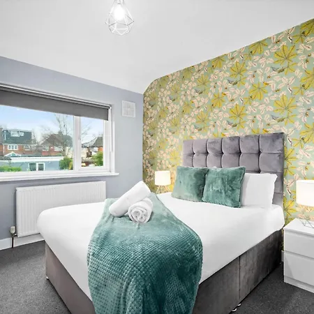 Stylish 3 Bedroom House - Parking - Garden - Great Barr - Netflix - Rated -121j Holiday home
