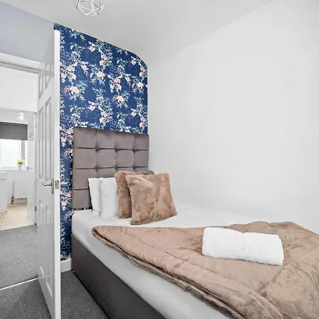 Stylish 3 Bedroom House - Parking - Garden - Great Barr - Netflix - Rated -121j Holiday home *