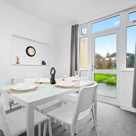 Stylish 3 Bedroom House - Parking - Garden - Great Barr - Netflix - Rated -121j