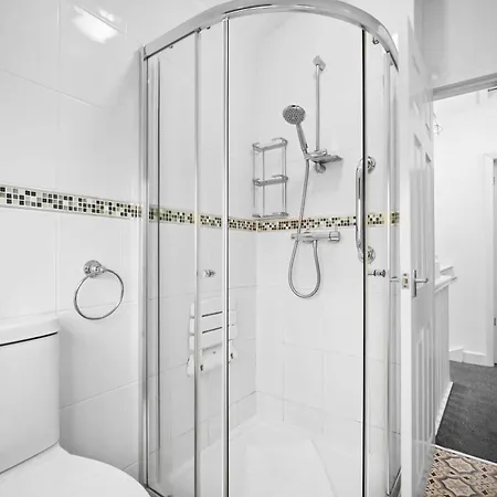 Stylish 3 Bedroom House - Parking - Garden - Great Barr - Netflix - Rated -121j