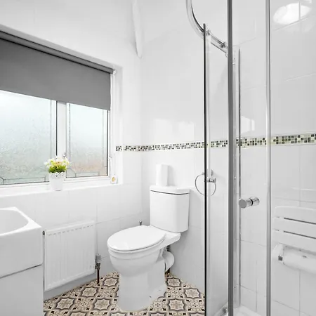 Stylish 3 Bedroom House - Parking - Garden - Great Barr - Netflix - Rated -121j Holiday home